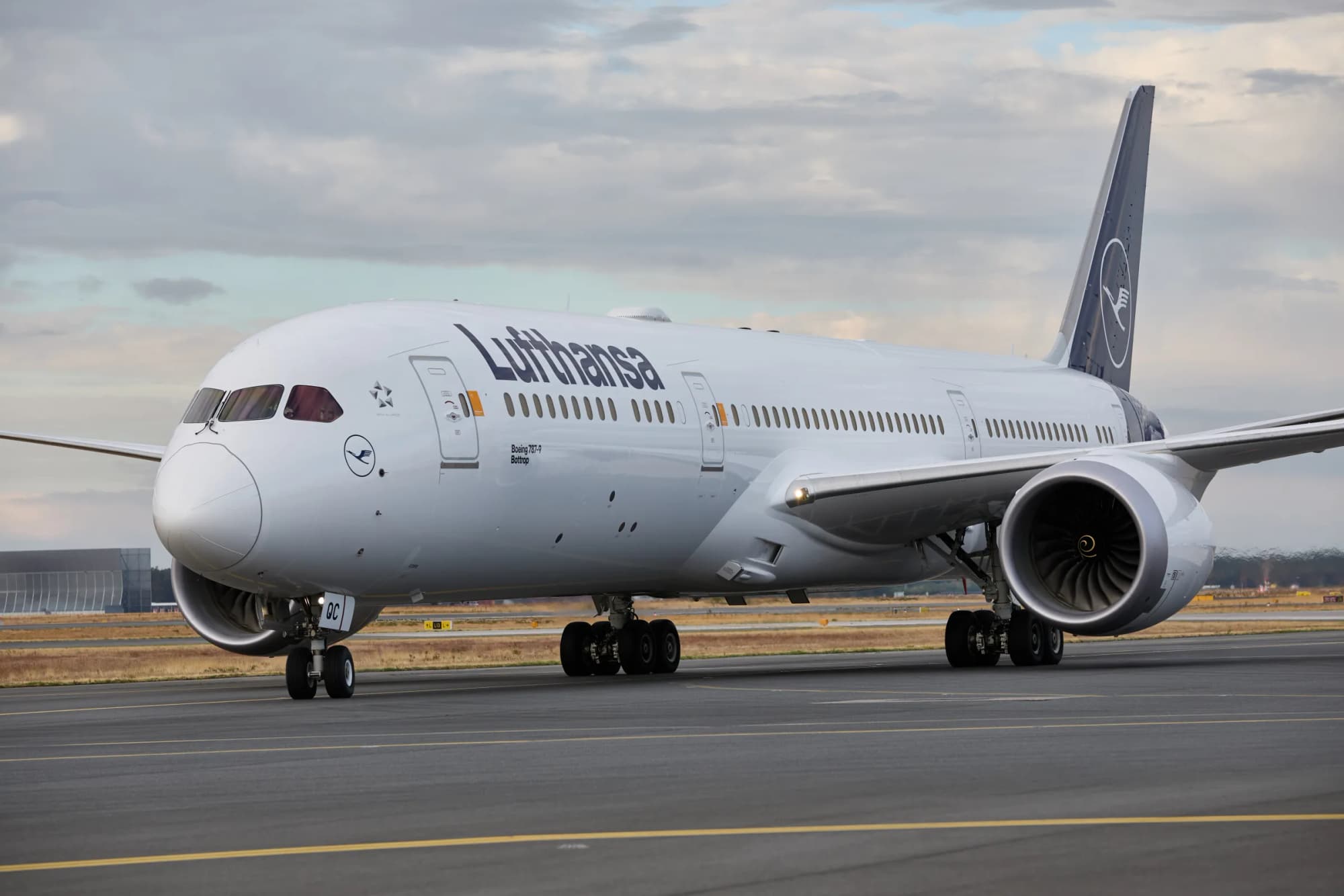 Boeing 787-9 der Lufthansa auf dem Rollweg in Frankfurt