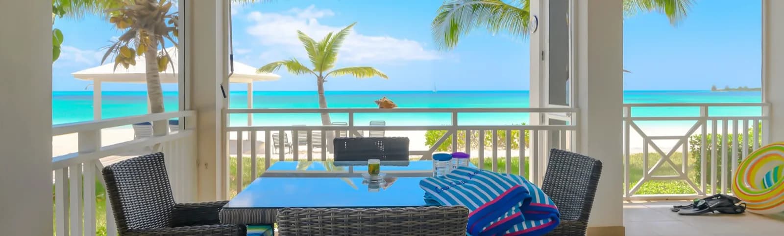 Cape Santa Maria – gedeckter Tisch auf der Terrasse mit Blick aufs Meer