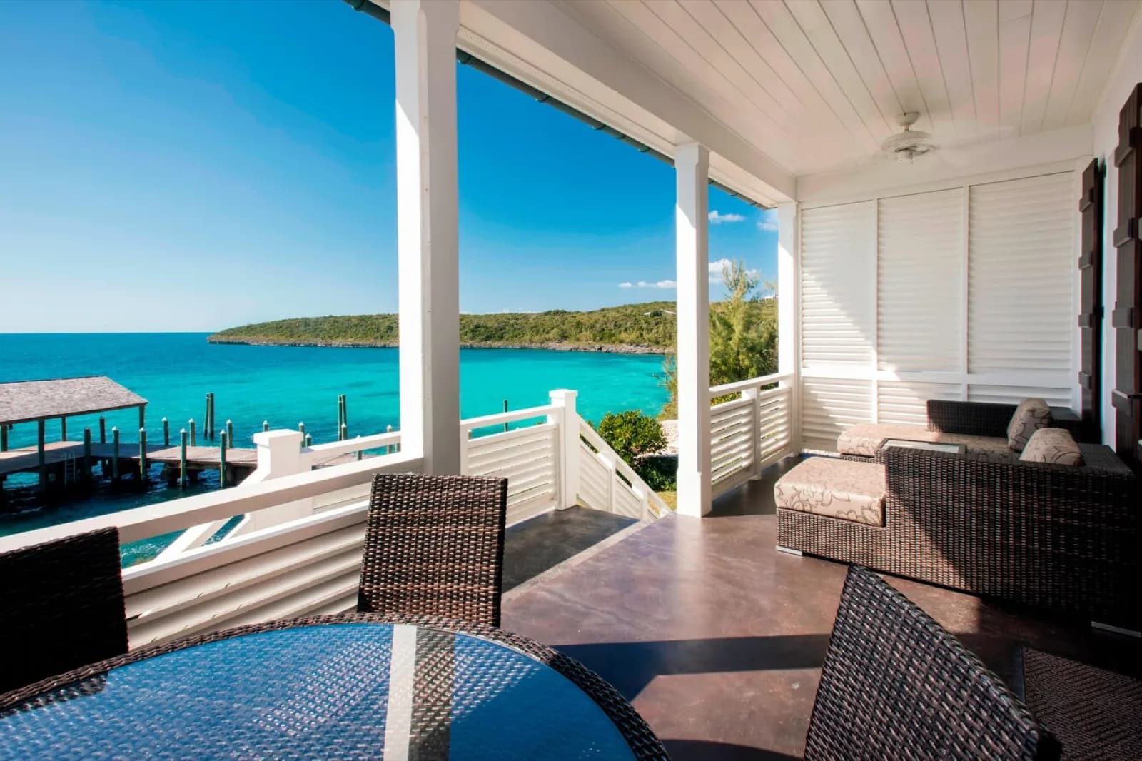 French Leave Resort – überdachte Terrasse mit Blick auf die Bucht