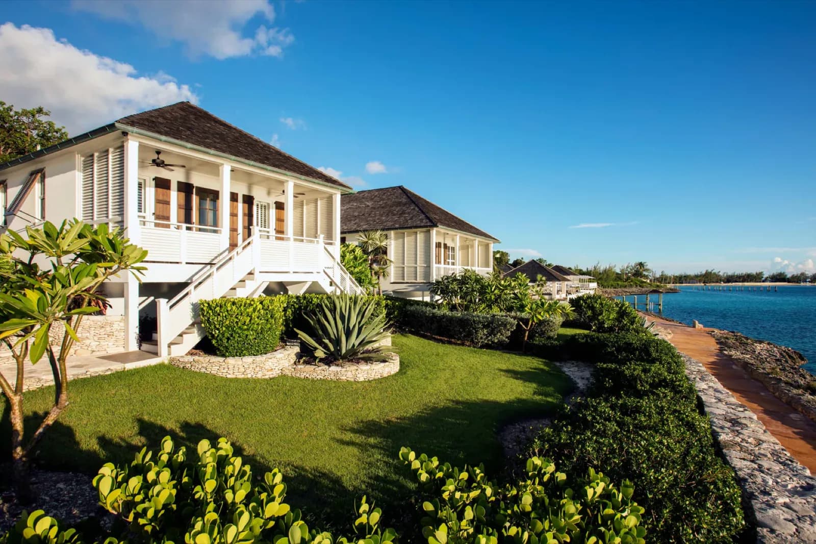 French Leave Resort – Villen mit Veranda am Wasser