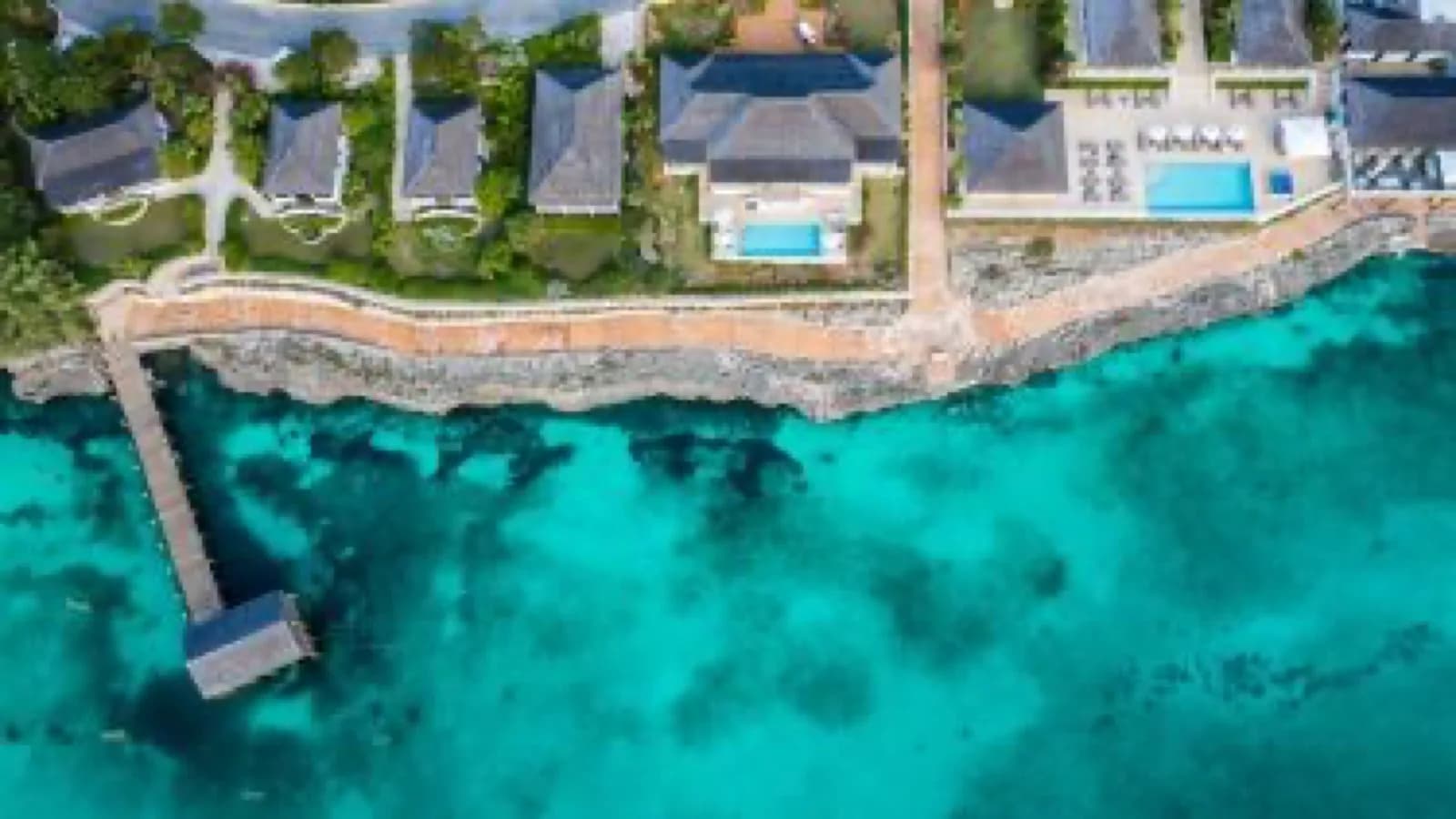 Das French Leave Resort an der Felsküste von Eleuthera aus der Luft