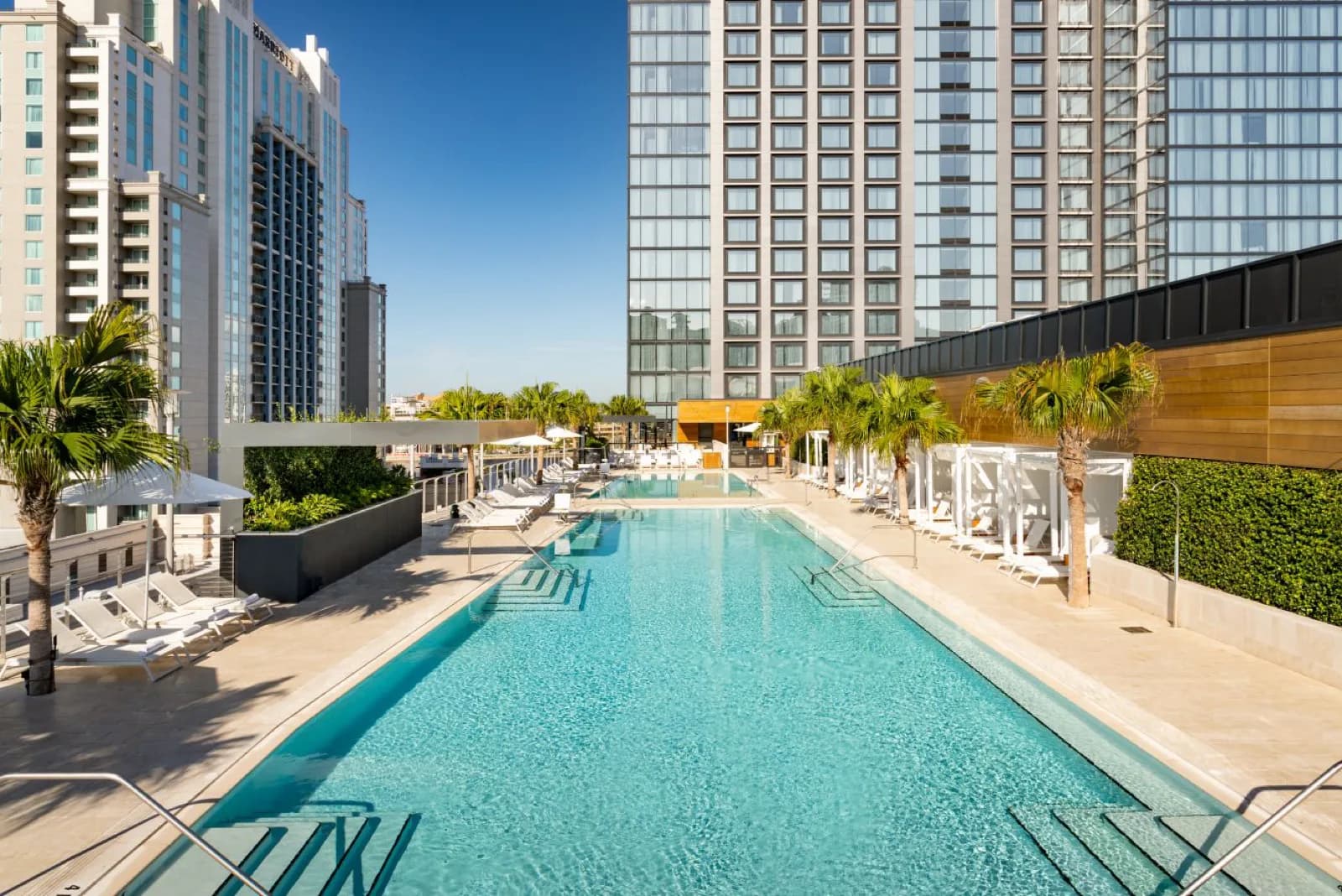 Der Pool des JW Marriott Tampa Water Street zwischen den Hochhäusern
