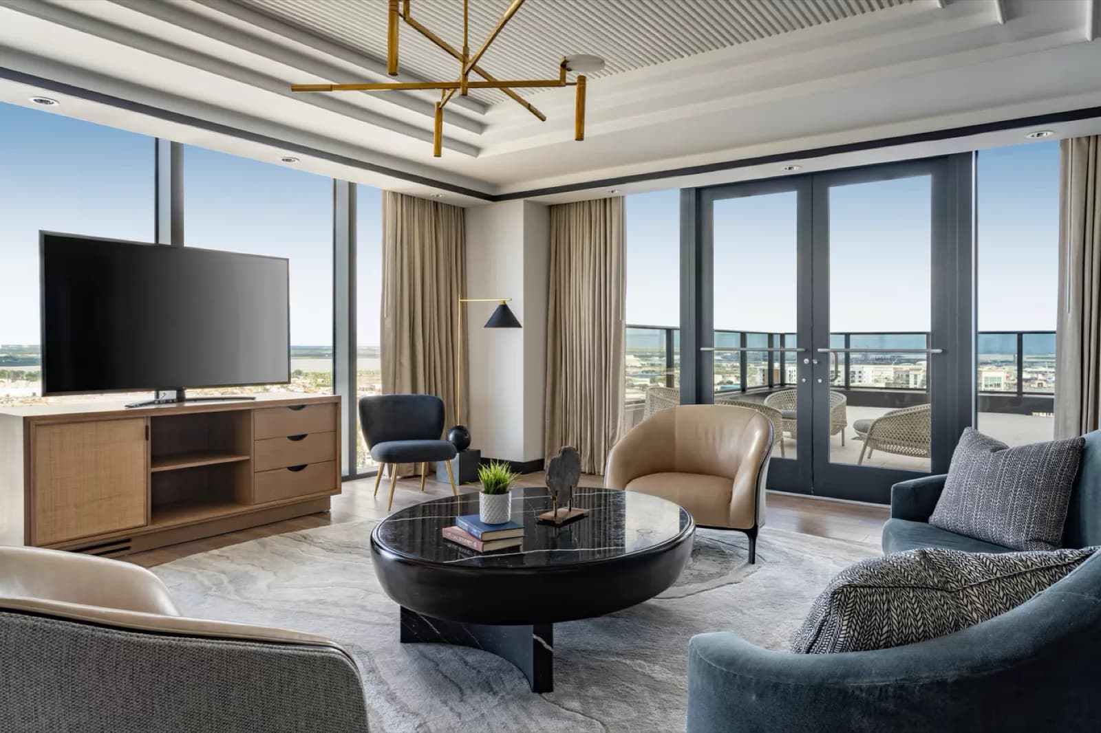 JW Marriott Tampa – Wohnbereich einer Suite mit Blick über die Stadt