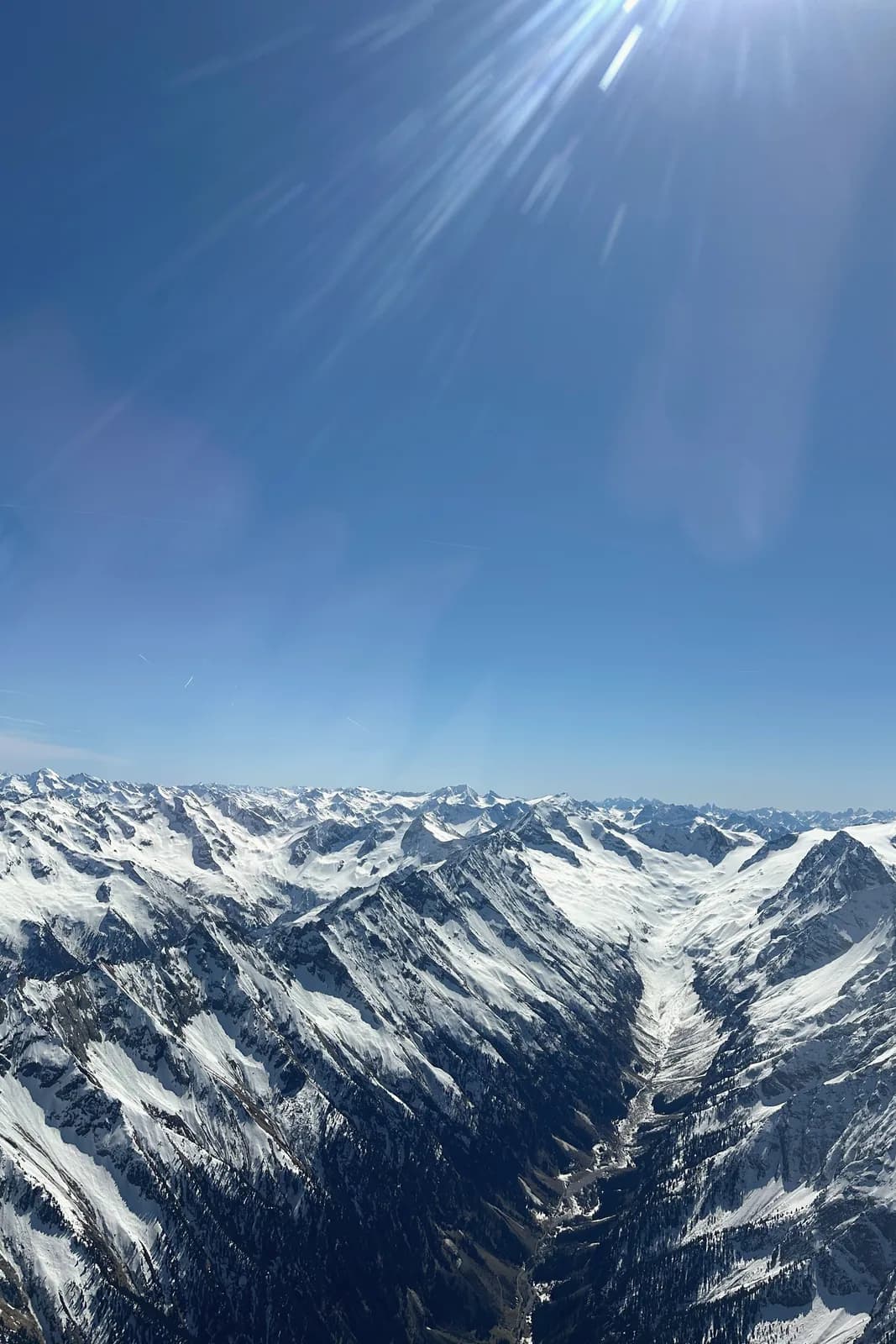 Verschneite Alpengipfel im Anflug auf Bozen