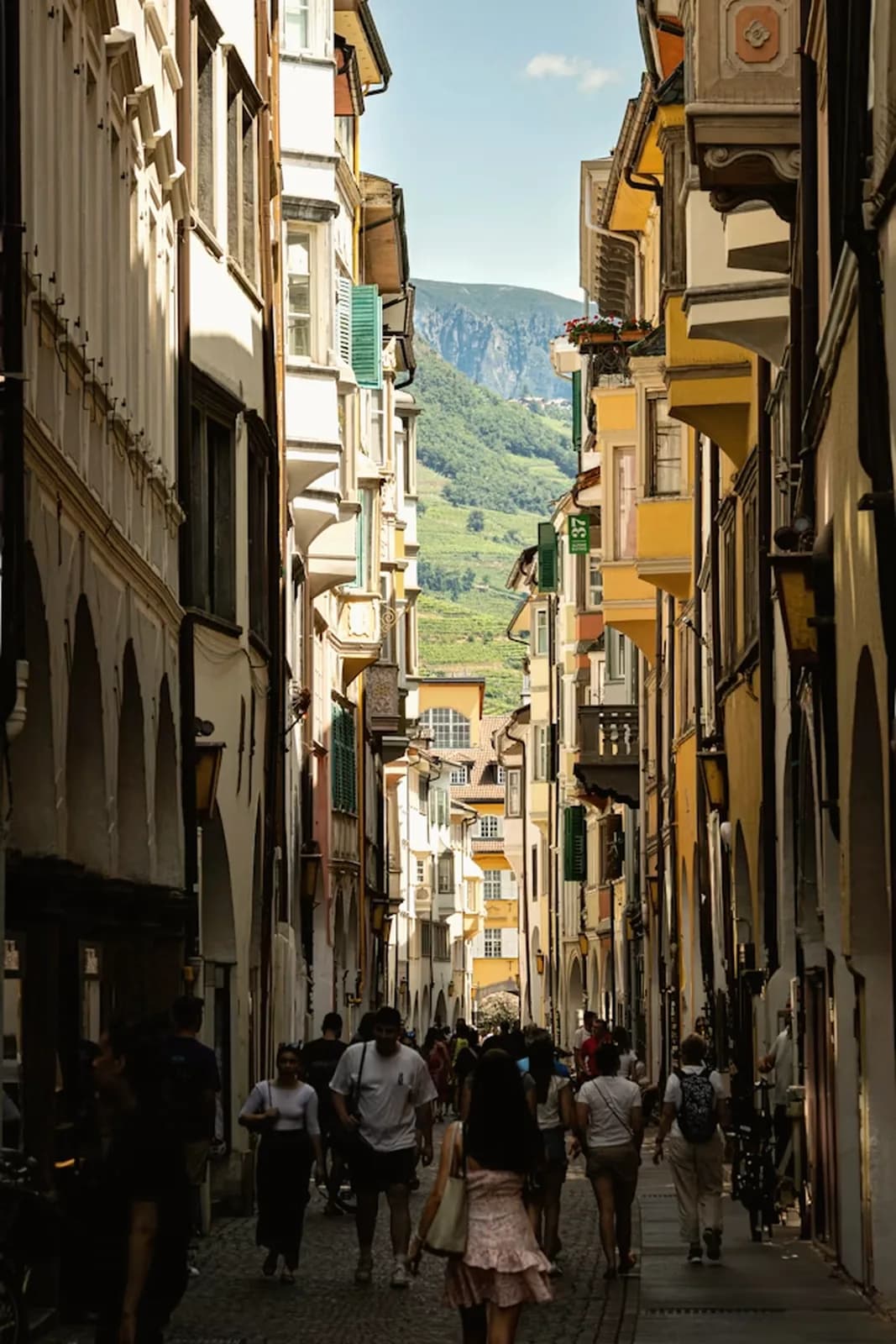 Enge Altstadtgasse in Bozen mit Blick auf die Berge