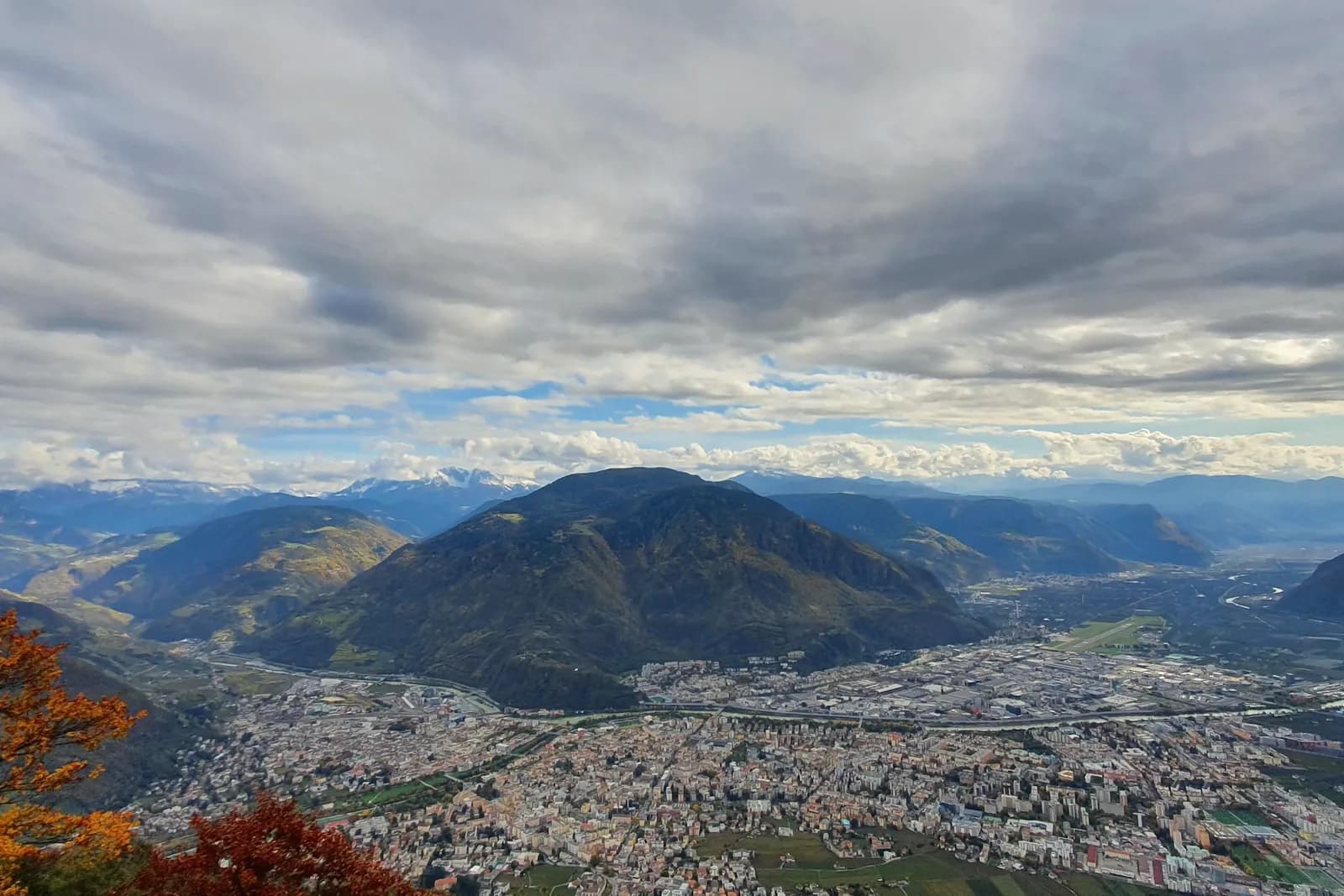 Blick vom Berg über Bozen und das Etschtal