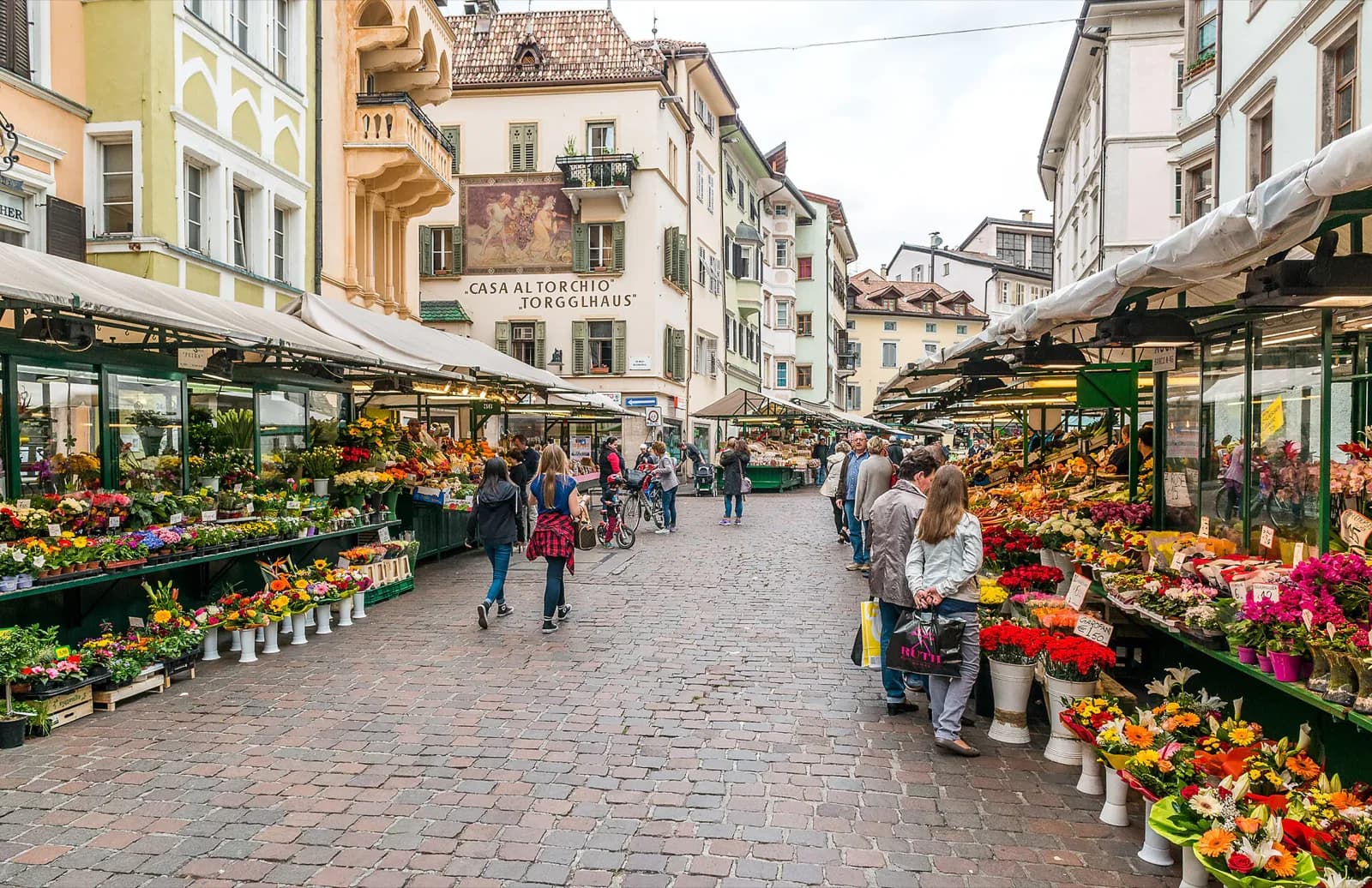 Blumen- und Marktstände auf dem Obstmarkt in Bozen