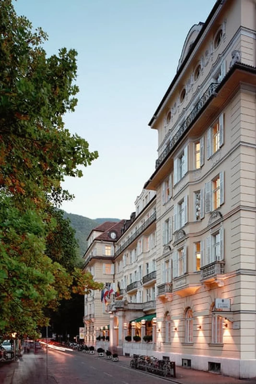 Das Parkhotel Laurin in Bozen in der Abenddämmerung