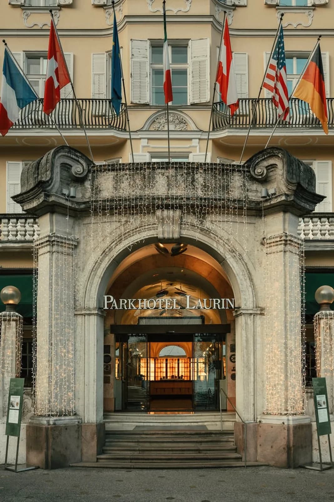 Parkhotel Laurin – Hoteleingang mit Flaggen und Schriftzug
