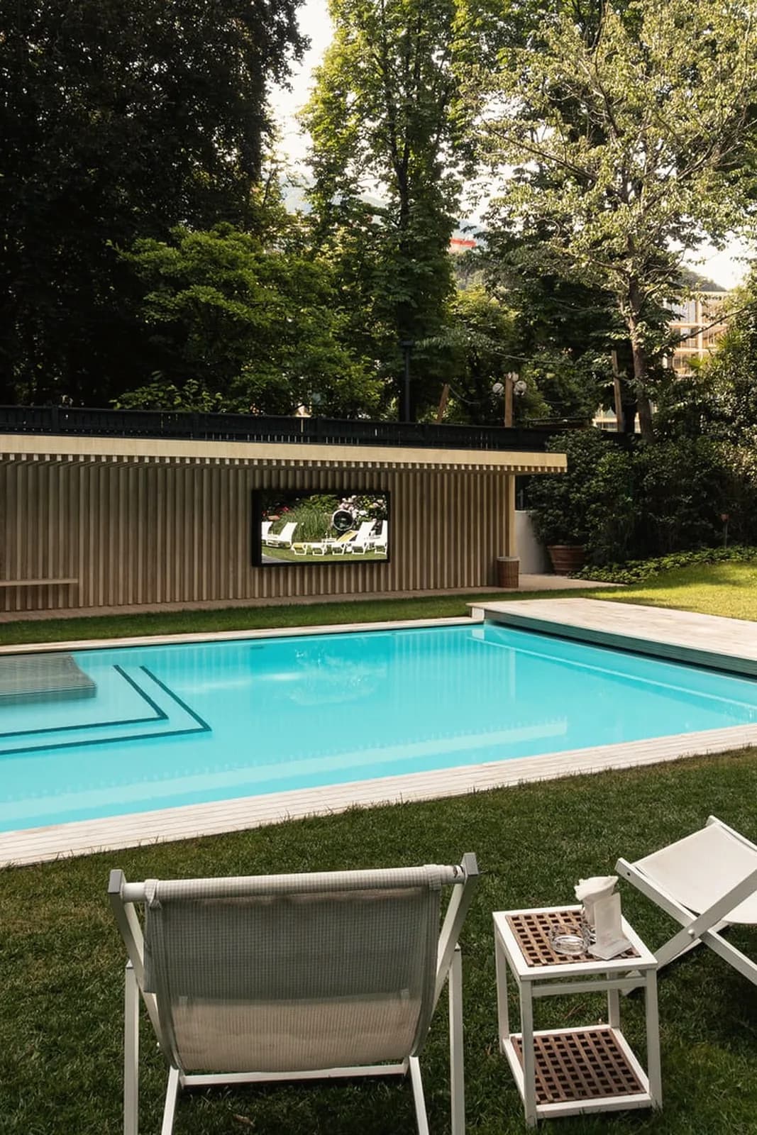 Parkhotel Laurin – Pool im Park mit Liegestühlen