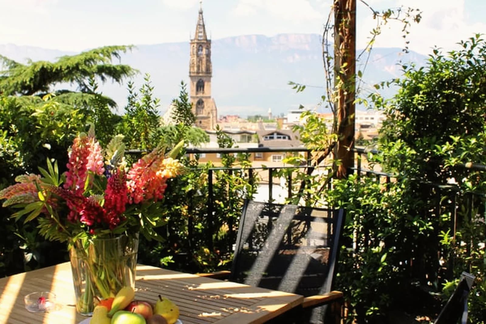 Parkhotel Laurin – Terrasse mit Blick auf den Pfarrkirchturm
