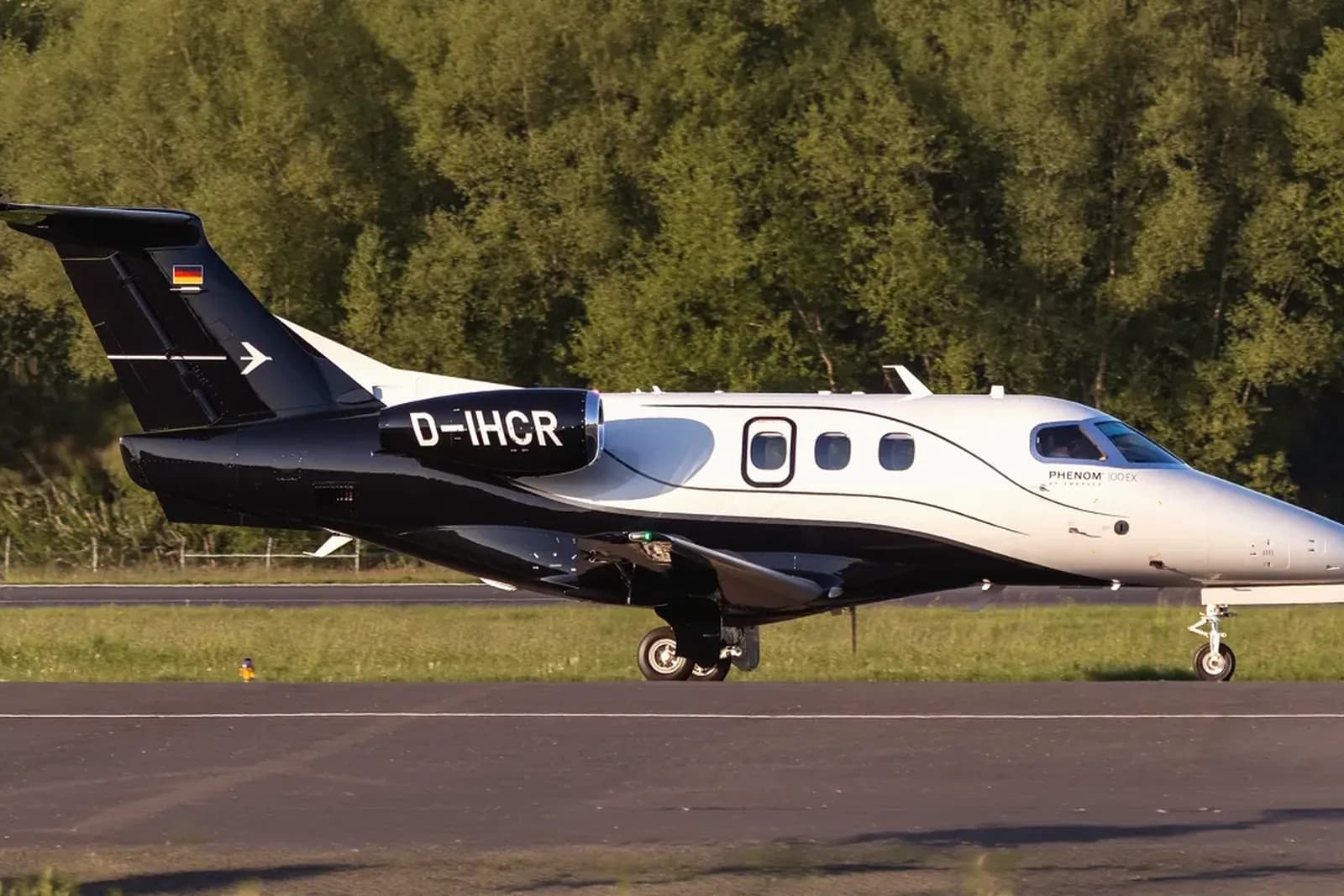 Die Embraer Phenom 100 auf dem Vorfeld