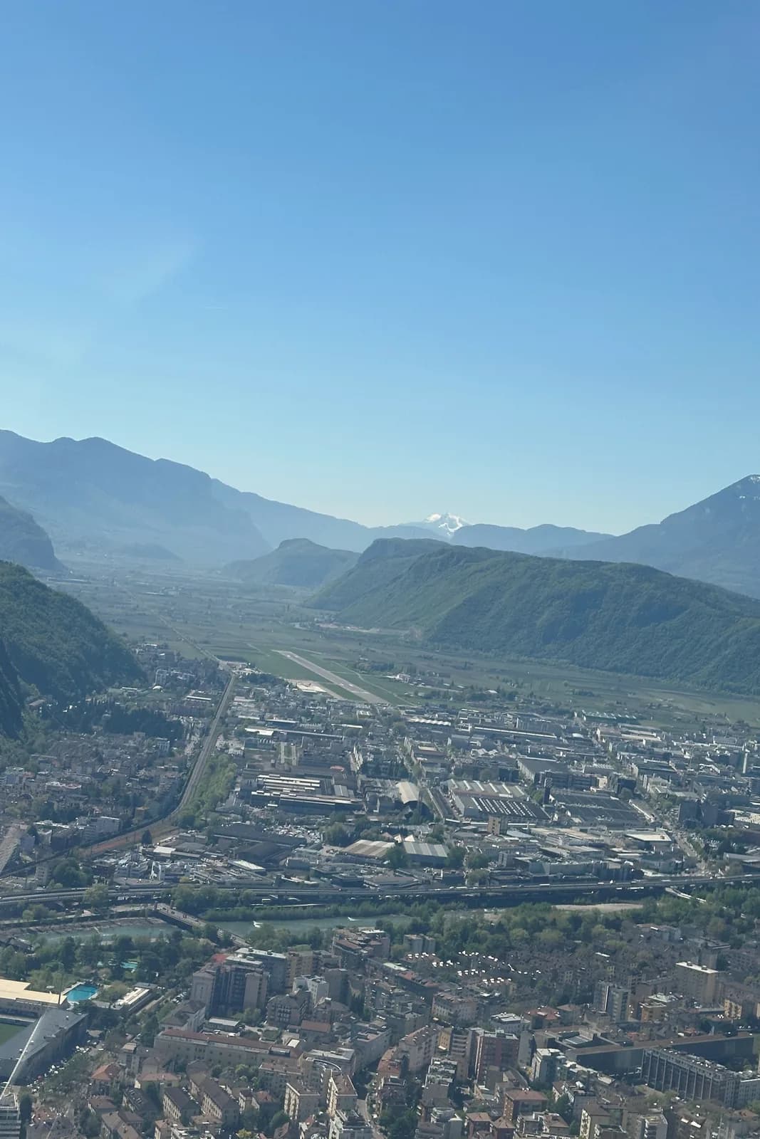 Bozen und der Flugplatz im Etschtal aus der Luft