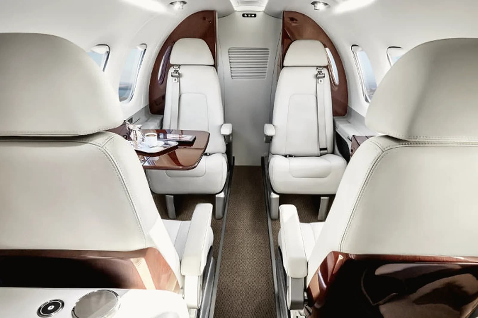 Kabine der Embraer Phenom 100 mit hellen Ledersitzen