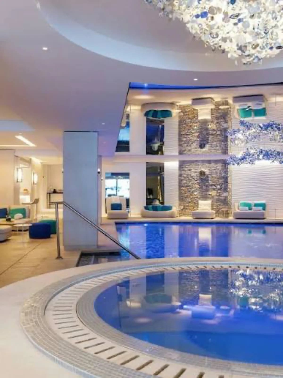 Cheval Blanc Courchevel – Innenpool und Whirlpool im Spa