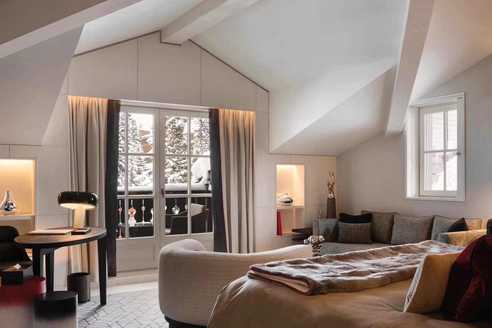 Cheval Blanc Courchevel – Wohnbereich einer Suite unter dem Dach