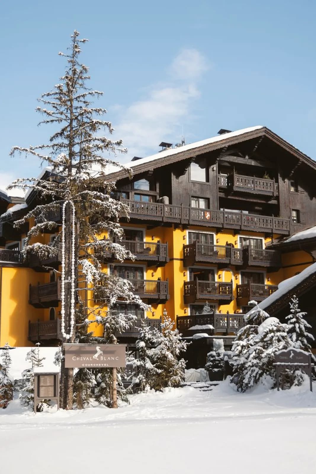 Das Cheval Blanc Courchevel zwischen verschneiten Tannen