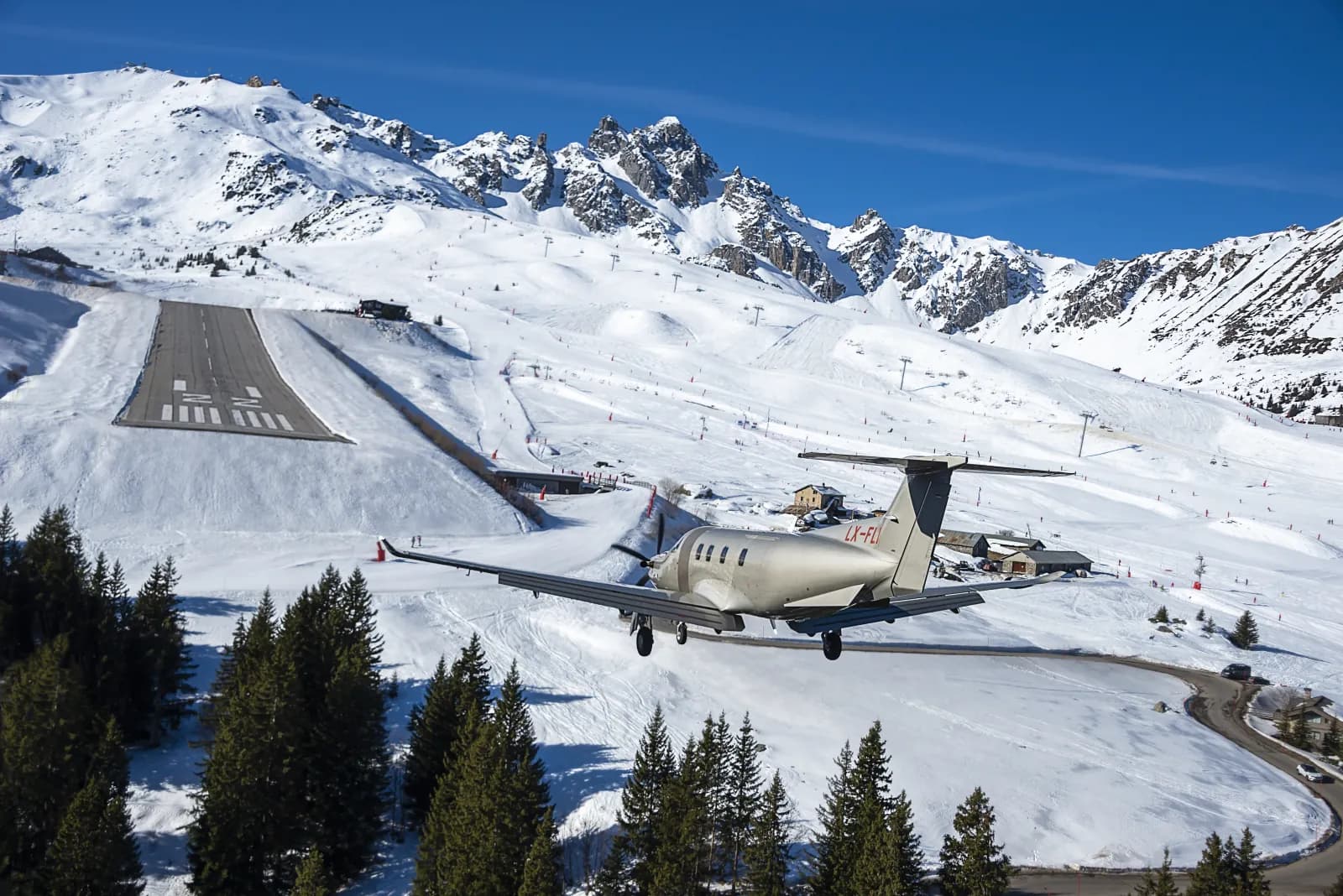 Pilatus PC-12 im Anflug auf die Schneepiste des Altiports Courchevel