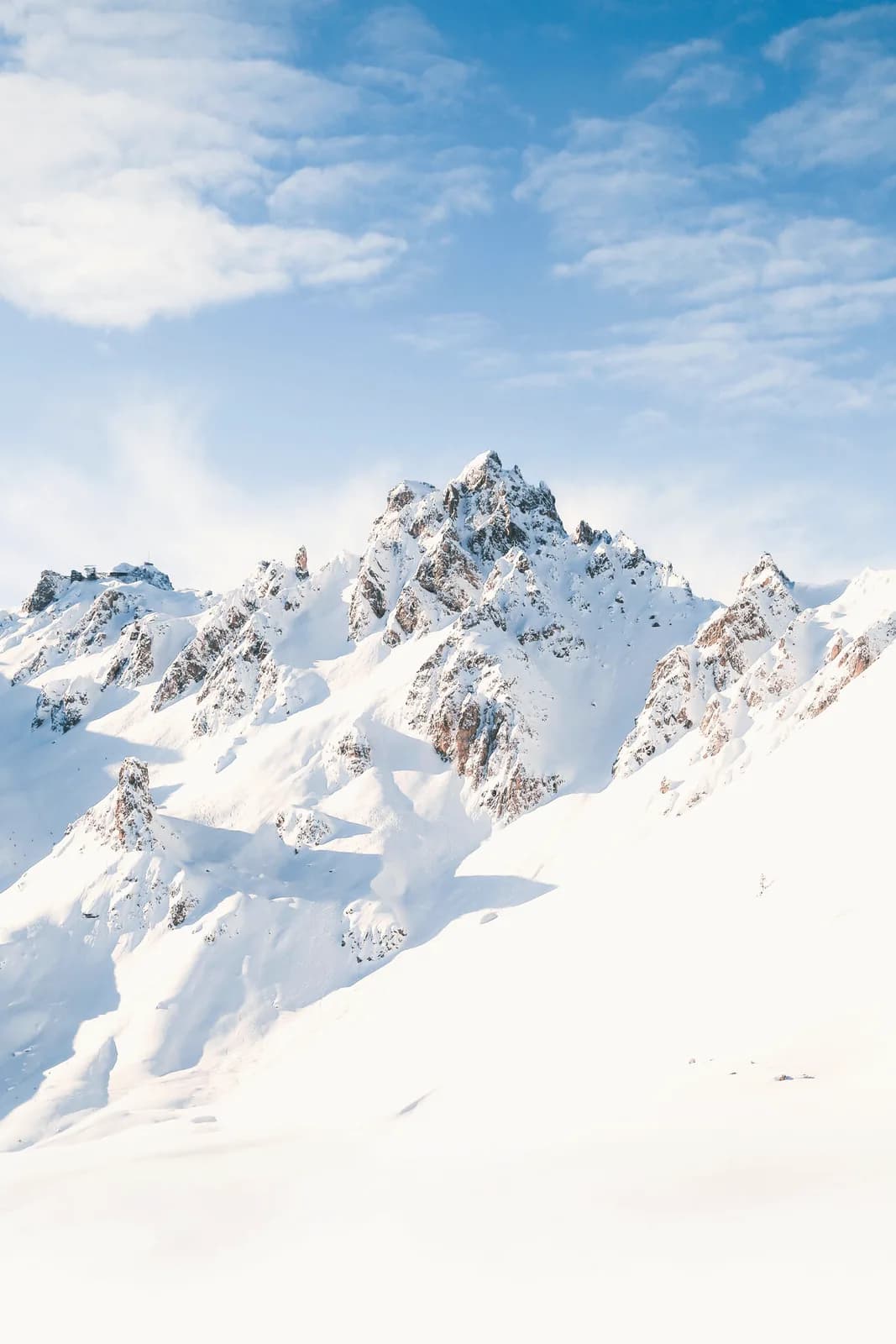 Verschneiter Gipfel über den Hängen von Courchevel