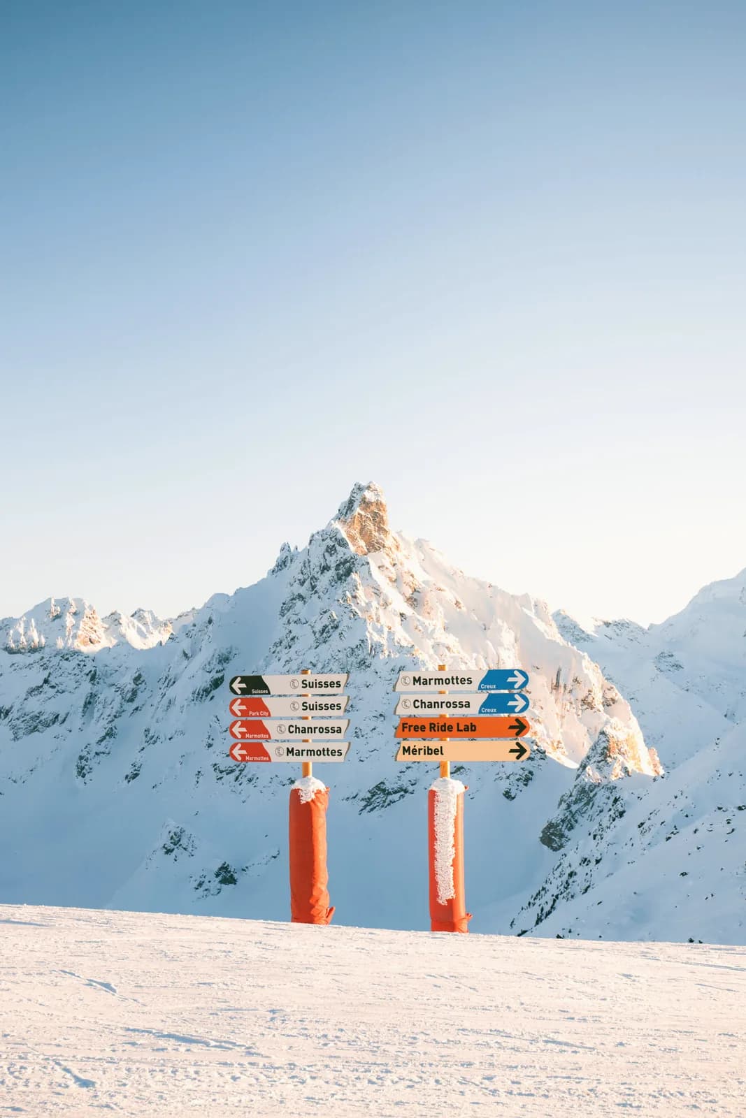 Wegweiser auf dem Grat mit den Pistennamen von Courchevel