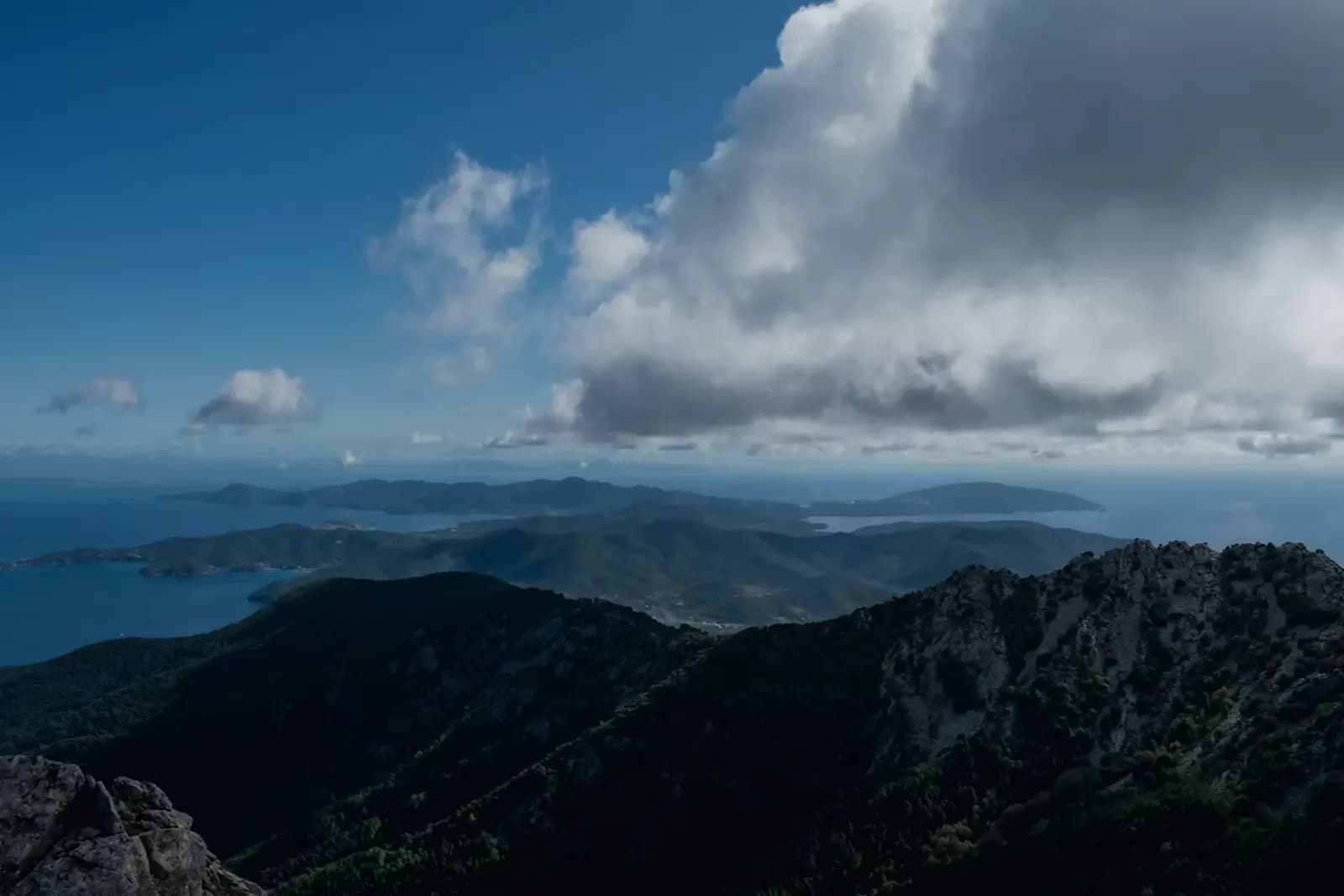Blick vom Monte Capanne über die Küste und den Toskanischen Archipel