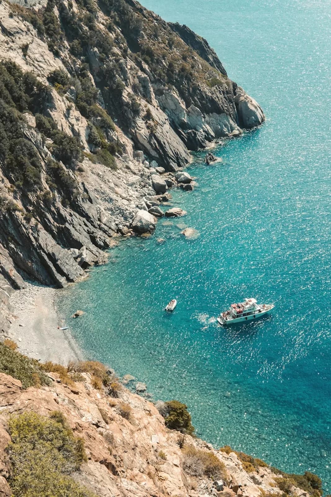 Bucht an der Küste Elbas mit ankernden Booten im türkisfarbenen Wasser
