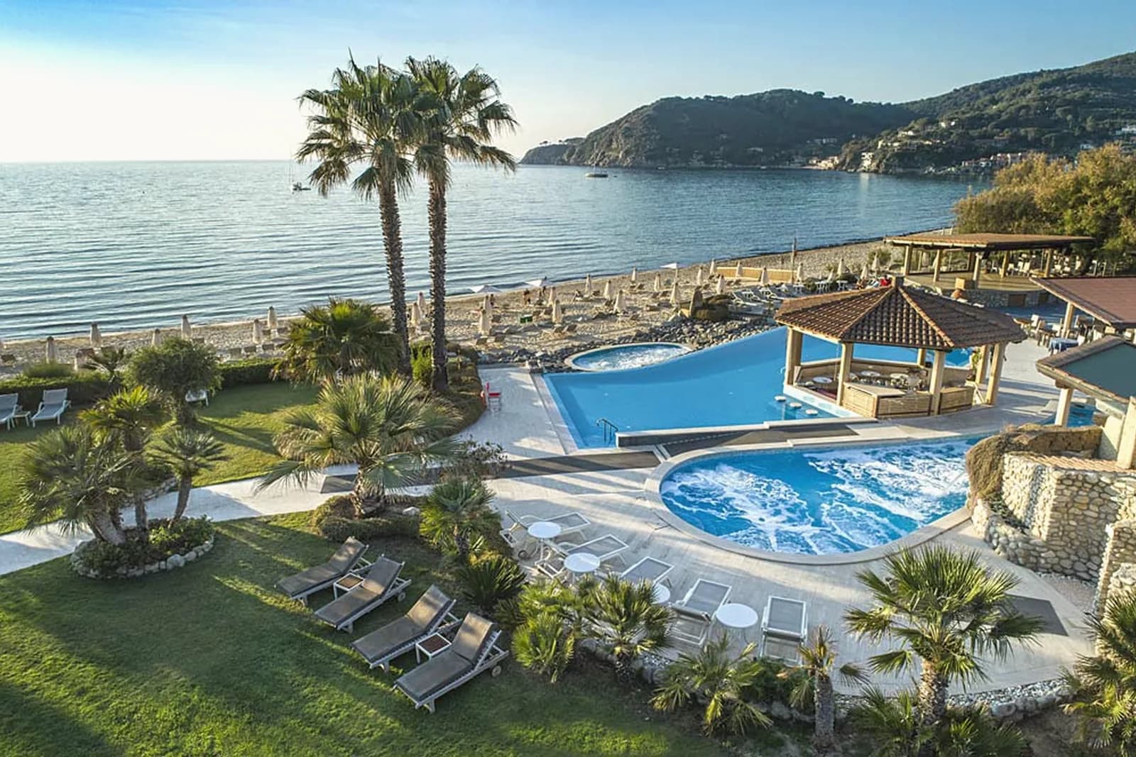 Pools, Palmen und Privatstrand des Hotels Hermitage in der Bucht von La Biodola