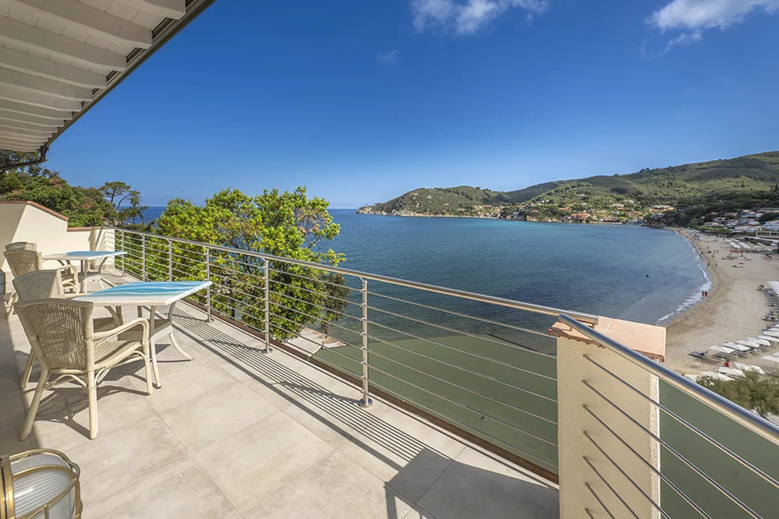 Hotel Hermitage – Terrasse einer Suite mit Blick über die Bucht von La Biodola