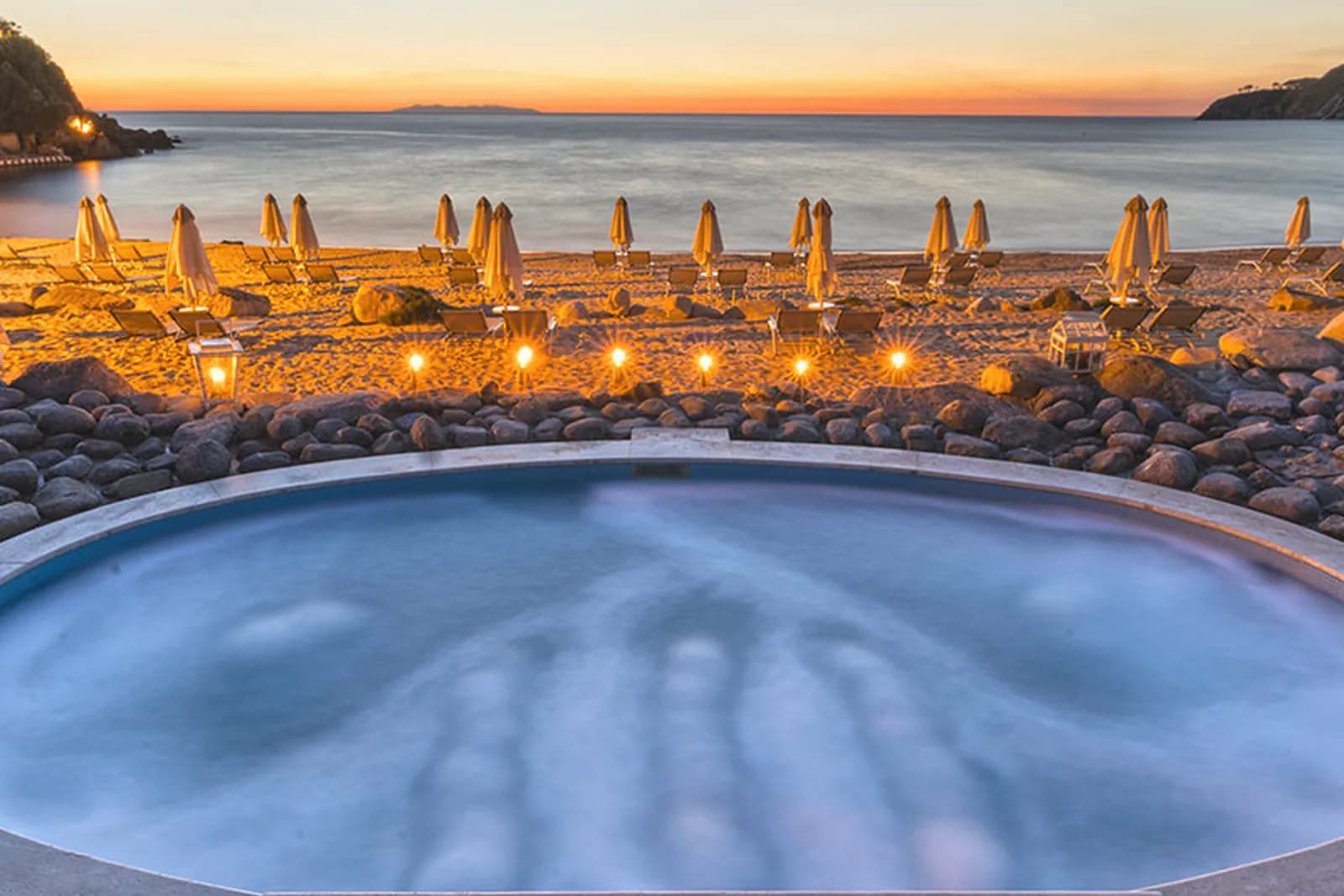 Hotel Hermitage – Whirlpool am Strand im Abendlicht