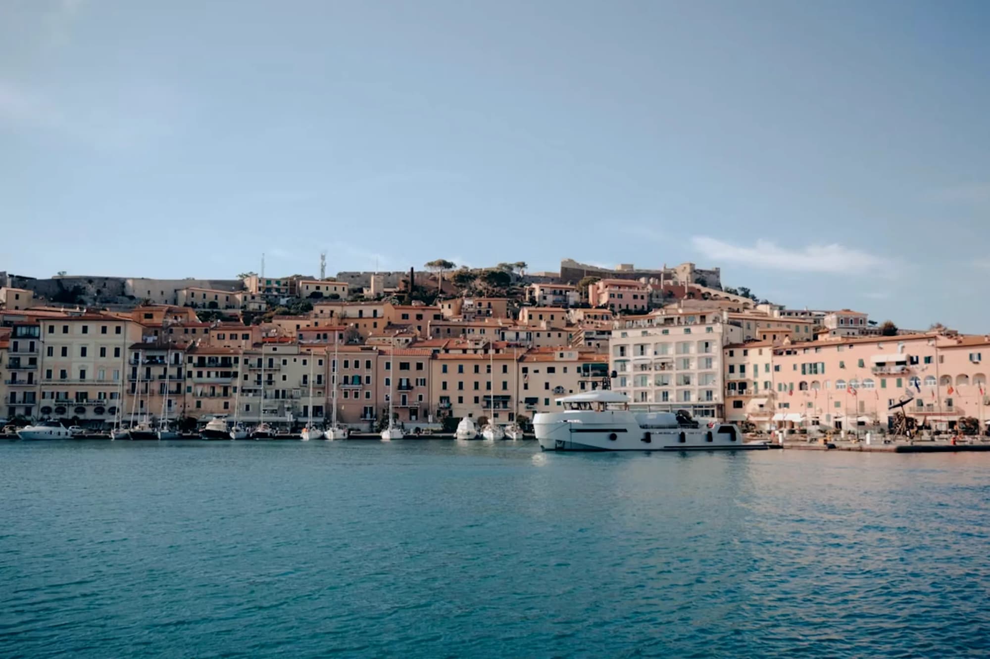 Der Hafen von Portoferraio mit den Häusern der Altstadt darüber
