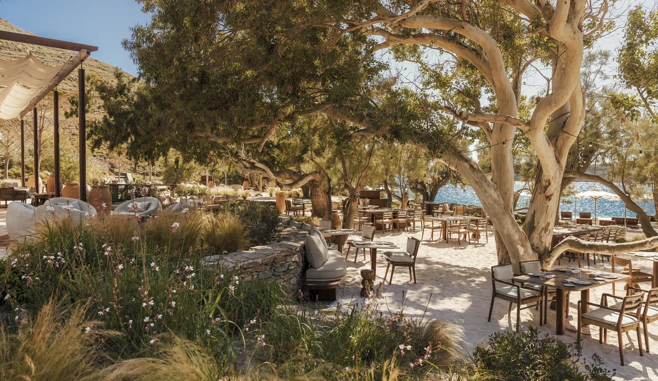 Bond Beach Club am Sandstrand in der Bucht von Vroskopos