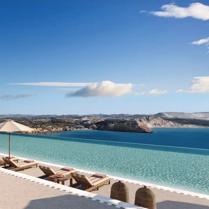 Pool des Eréma Hotels über der Küste von Milos