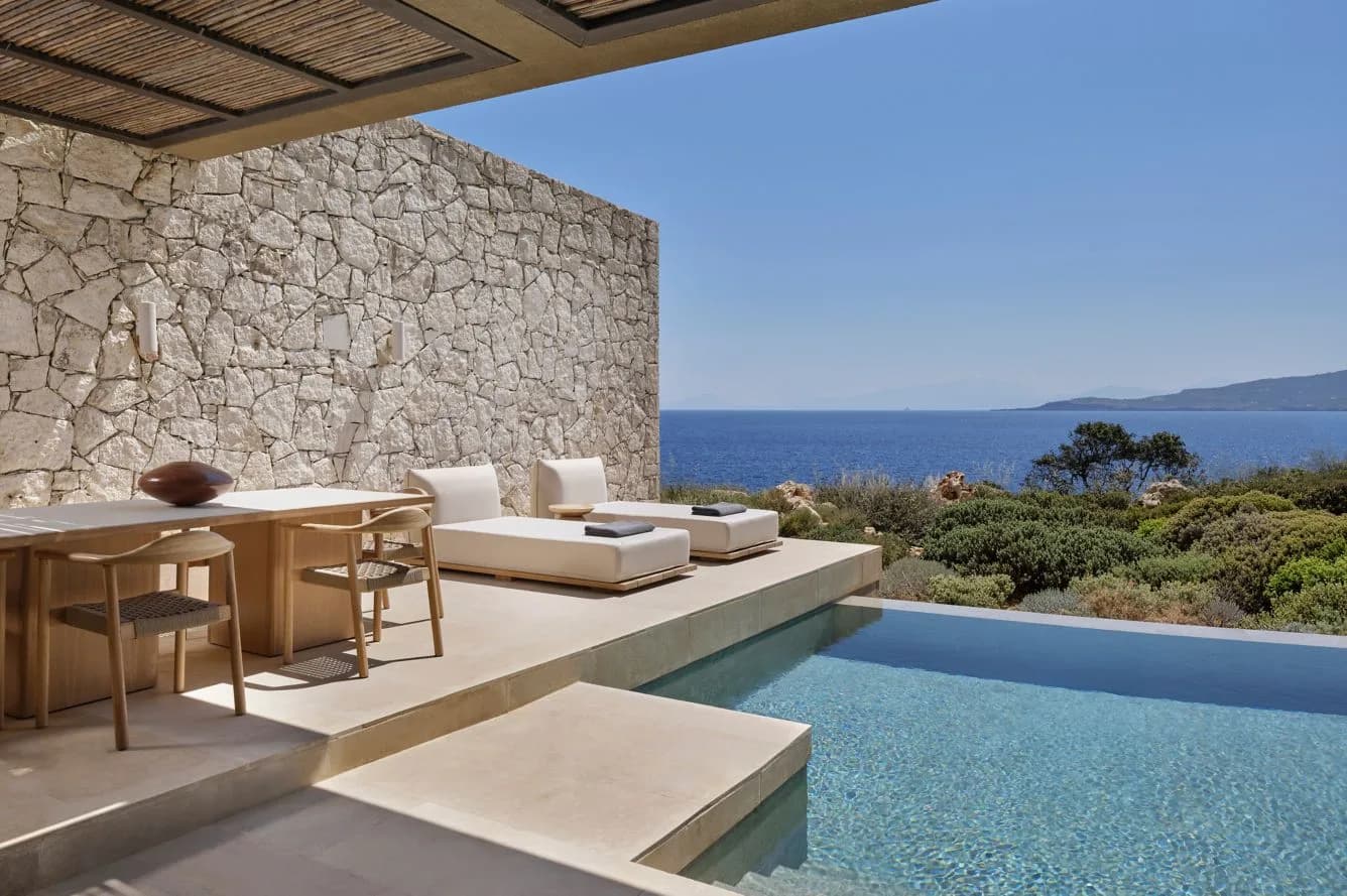 JW Marriott Crete – Terrasse einer Earth Sheltered Villa mit Pool