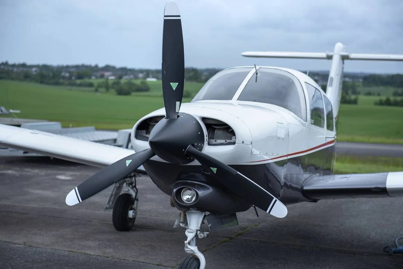 Piper PA-28 Turbo Arrow vor dem Abflug nach Milos