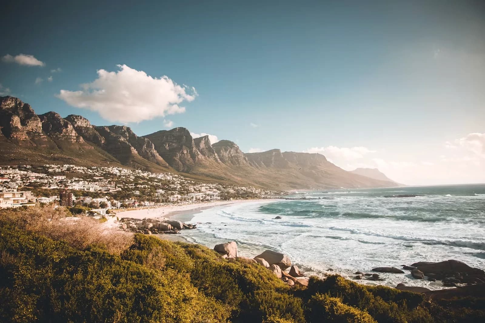 Kapstadt mit dem Tafelberg über der Bucht