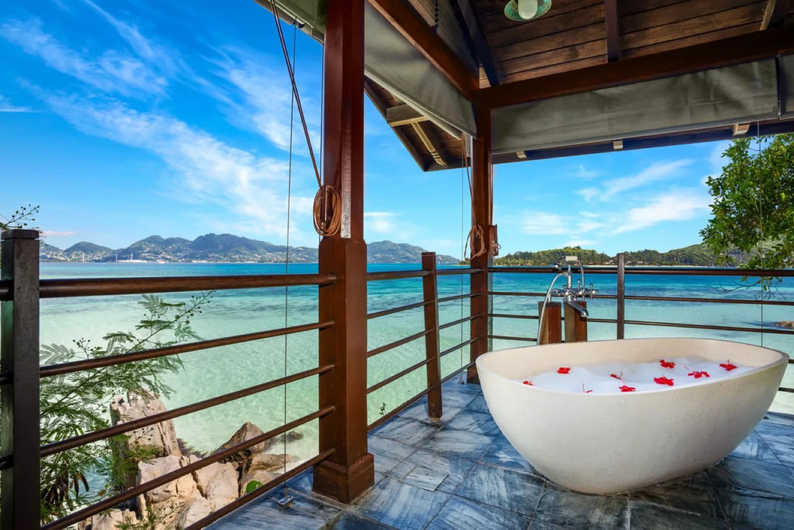 Enchanted Island Resort – Badezimmer mit freistehender Wanne