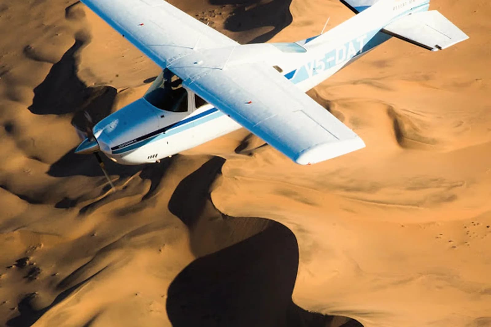 Cessna über den Dünen der Namib von oben
