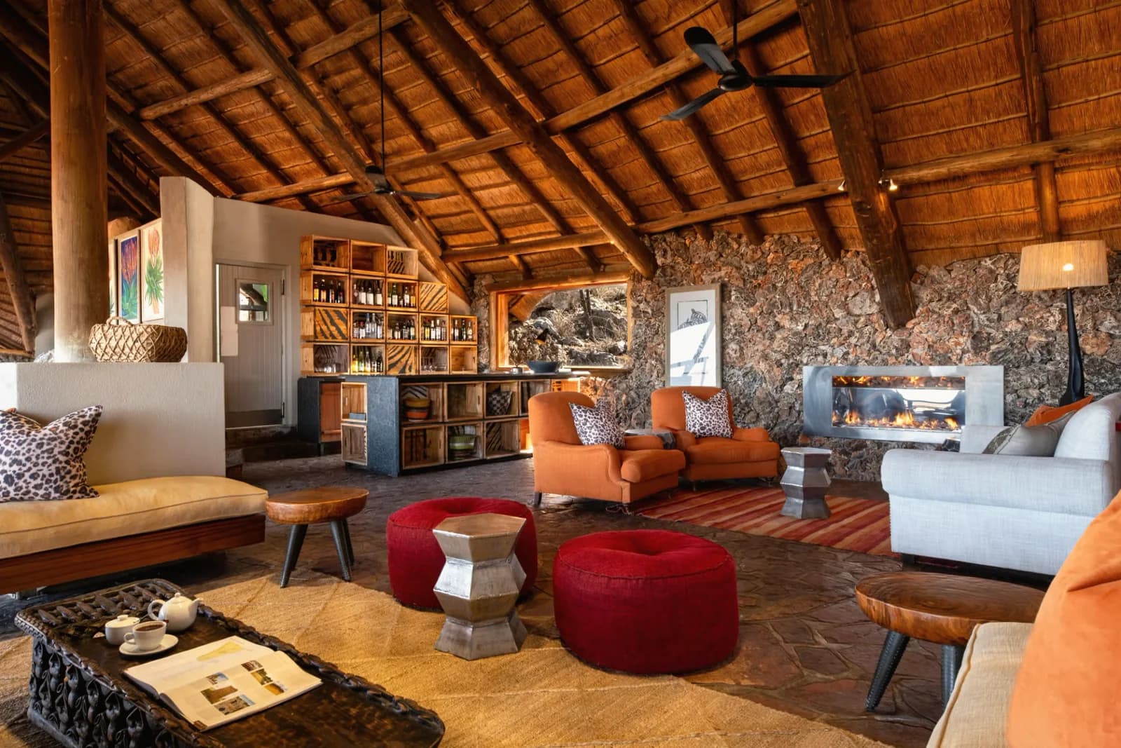 Ongava Lodge – Lounge und Bar mit offener Front