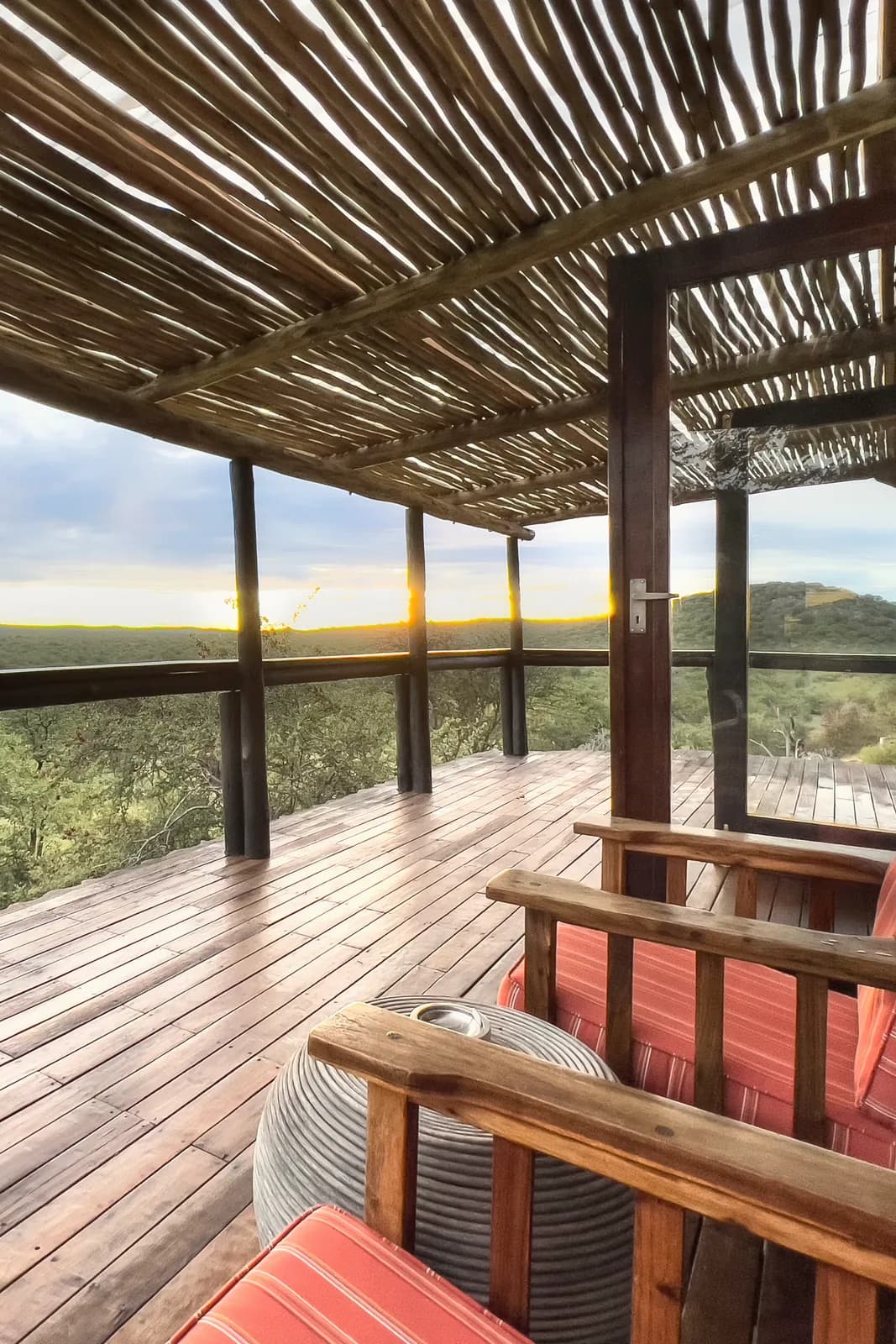 Terrasse der Ongava Lodge mit Blick über das Buschland