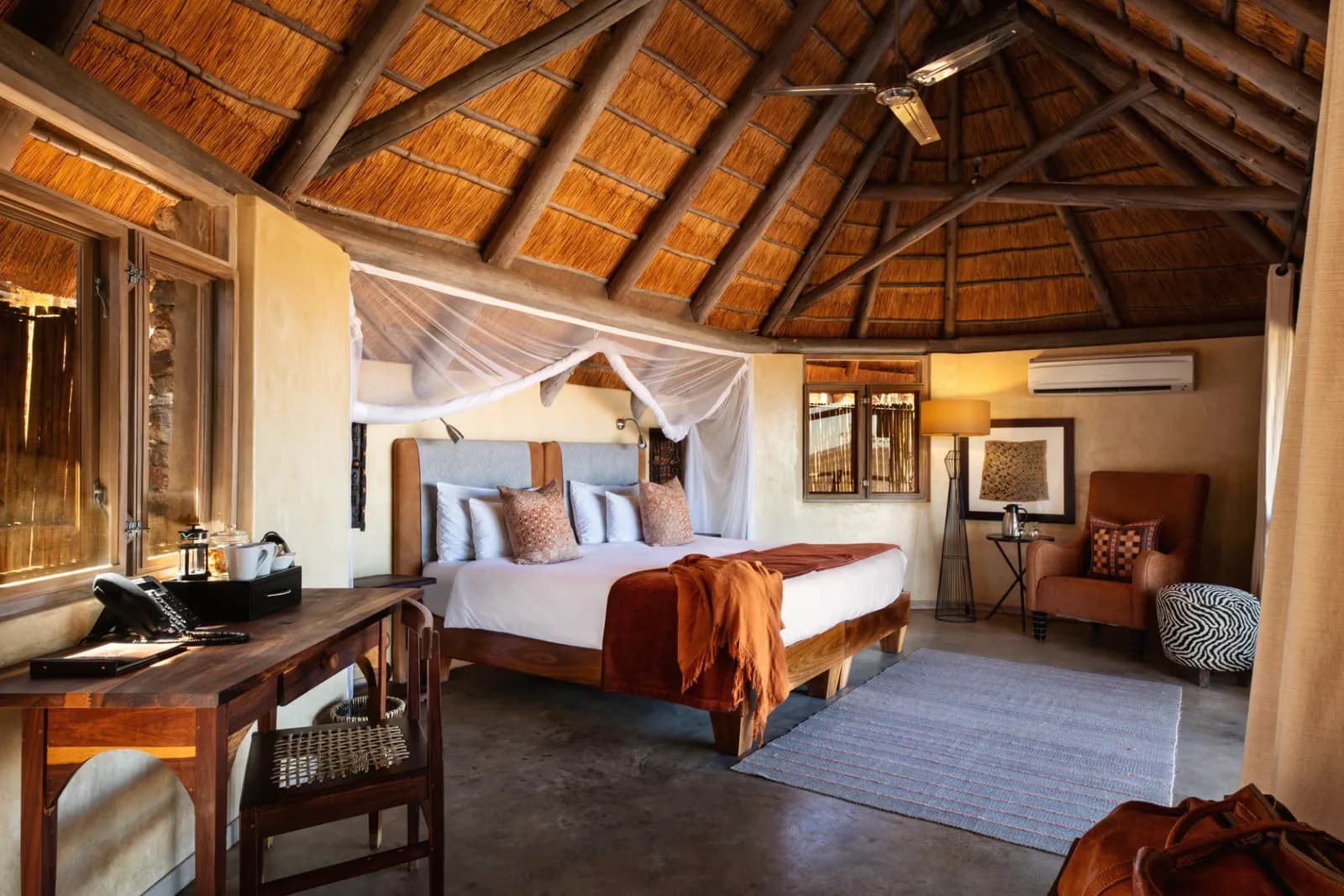 Ongava Lodge – Chalet unter Reetdach mit Himmelbett