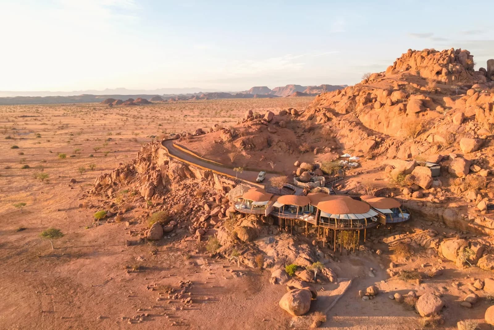 Die Twyfelfontein Country Lodge zwischen den roten Felsen des Damaralandes