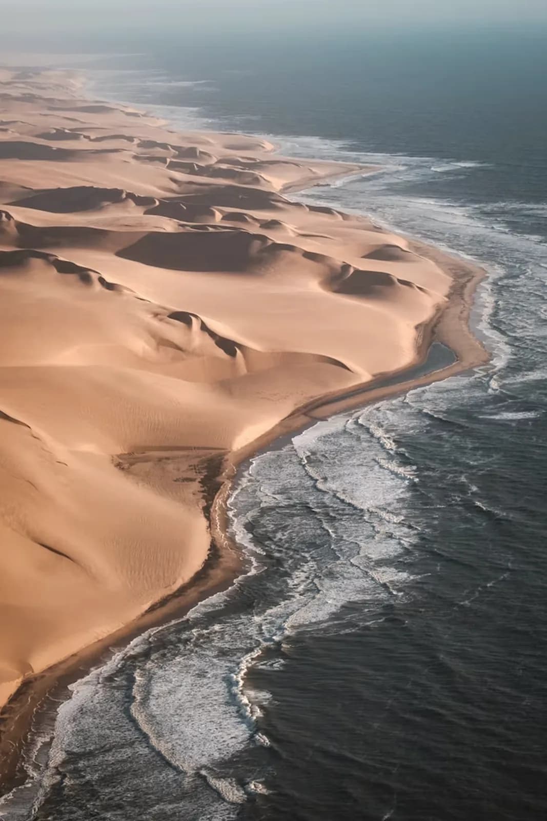 Wo die Dünen an den Atlantik stoßen, von oben