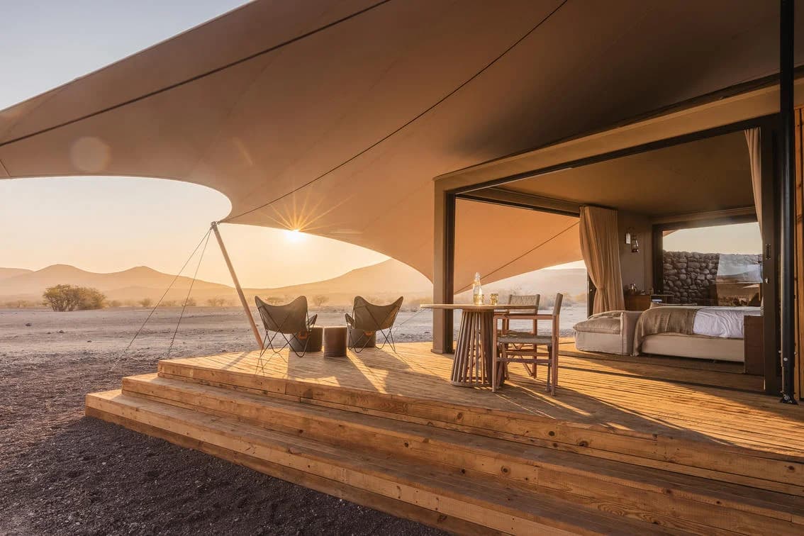 Desert Rhino Camp, Bett und Deck am Morgen