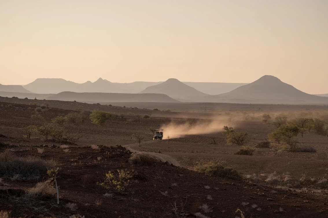 Desert Rhino Camp, Pirschfahrt in der Abendsonne