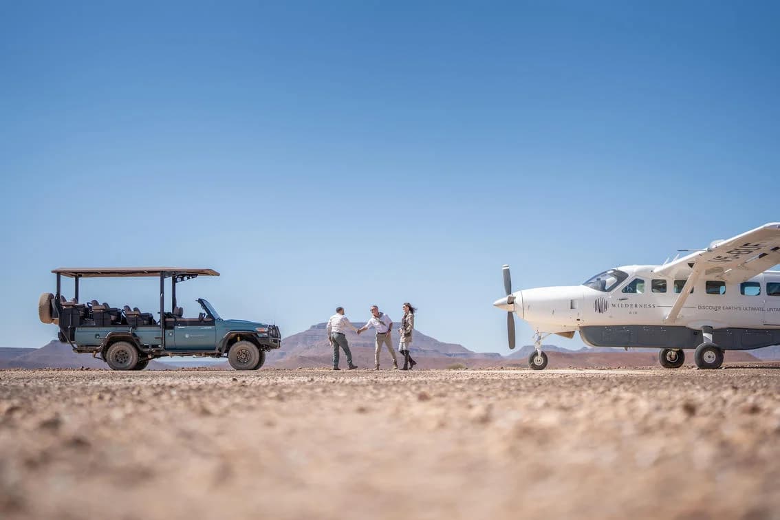 Desert Rhino Camp, Safarifahrzeug und Cessna 208 am Airstrip
