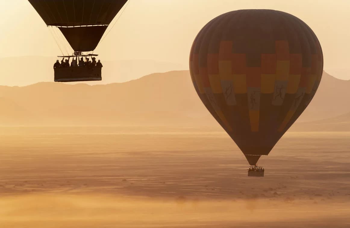 Heißluftballons am Morgen über der Wüste bei Sossusvlei