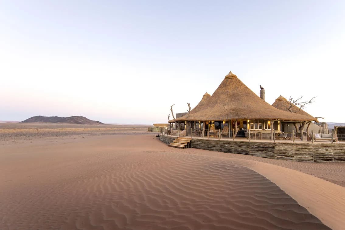 Hauptgebäude der Little Kulala Lodge im Sand am Rand der Namib