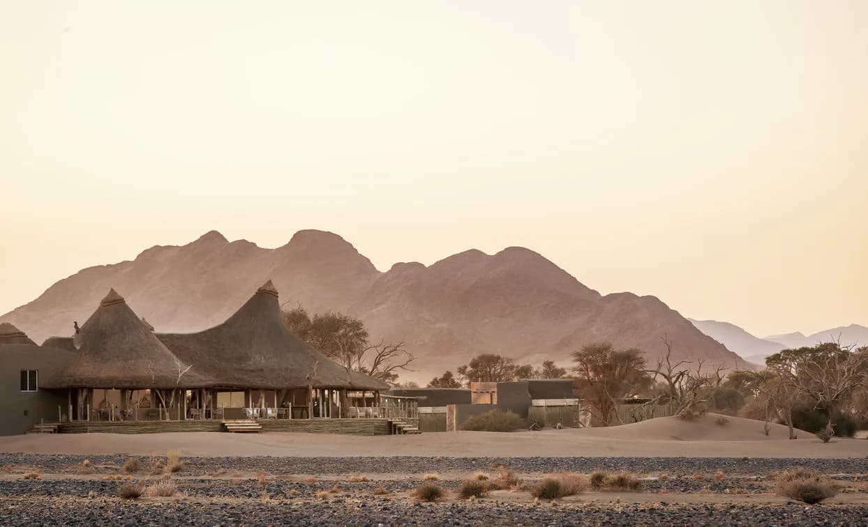 Little Kulala Lodge vor den Bergen am Rand der Namib