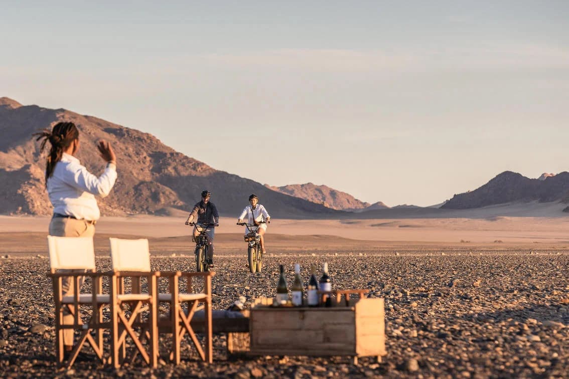 Little Kulala, Sundowner und Mountainbikes in der Ebene