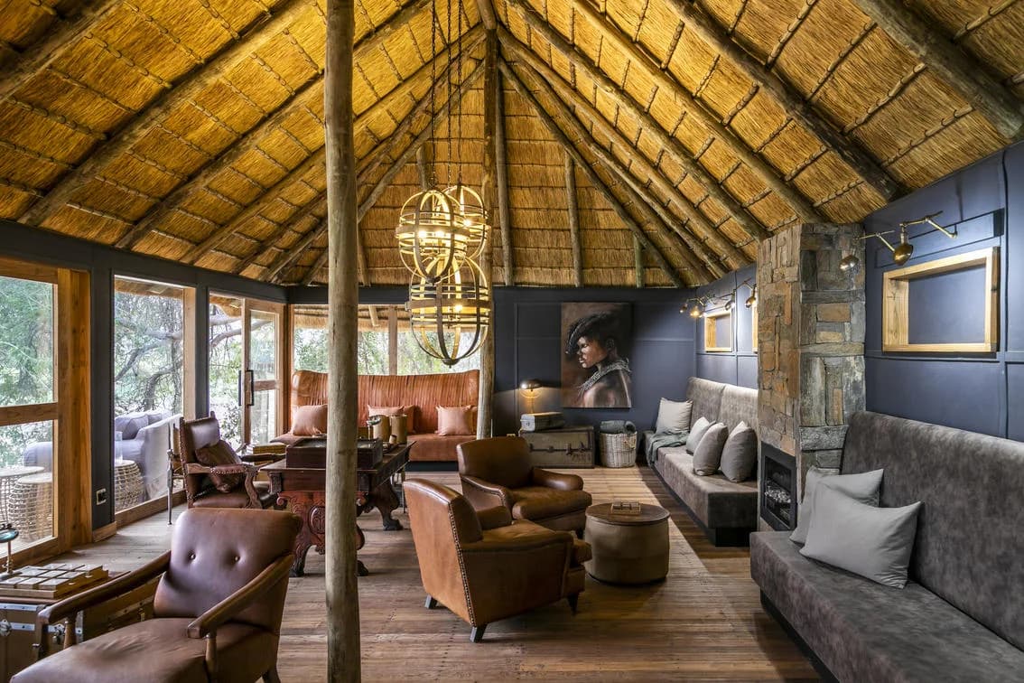Serra Cafema, Lounge unter dem Reetdach